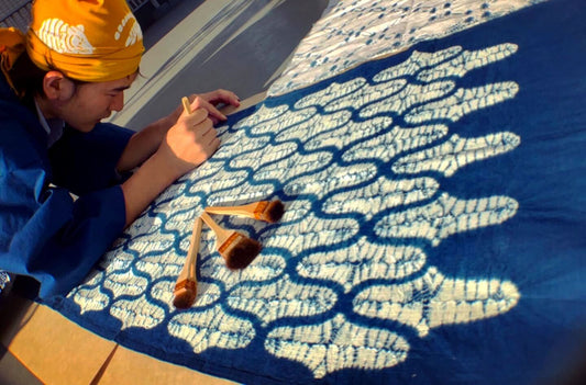 The mechanism of indigo dyeing.